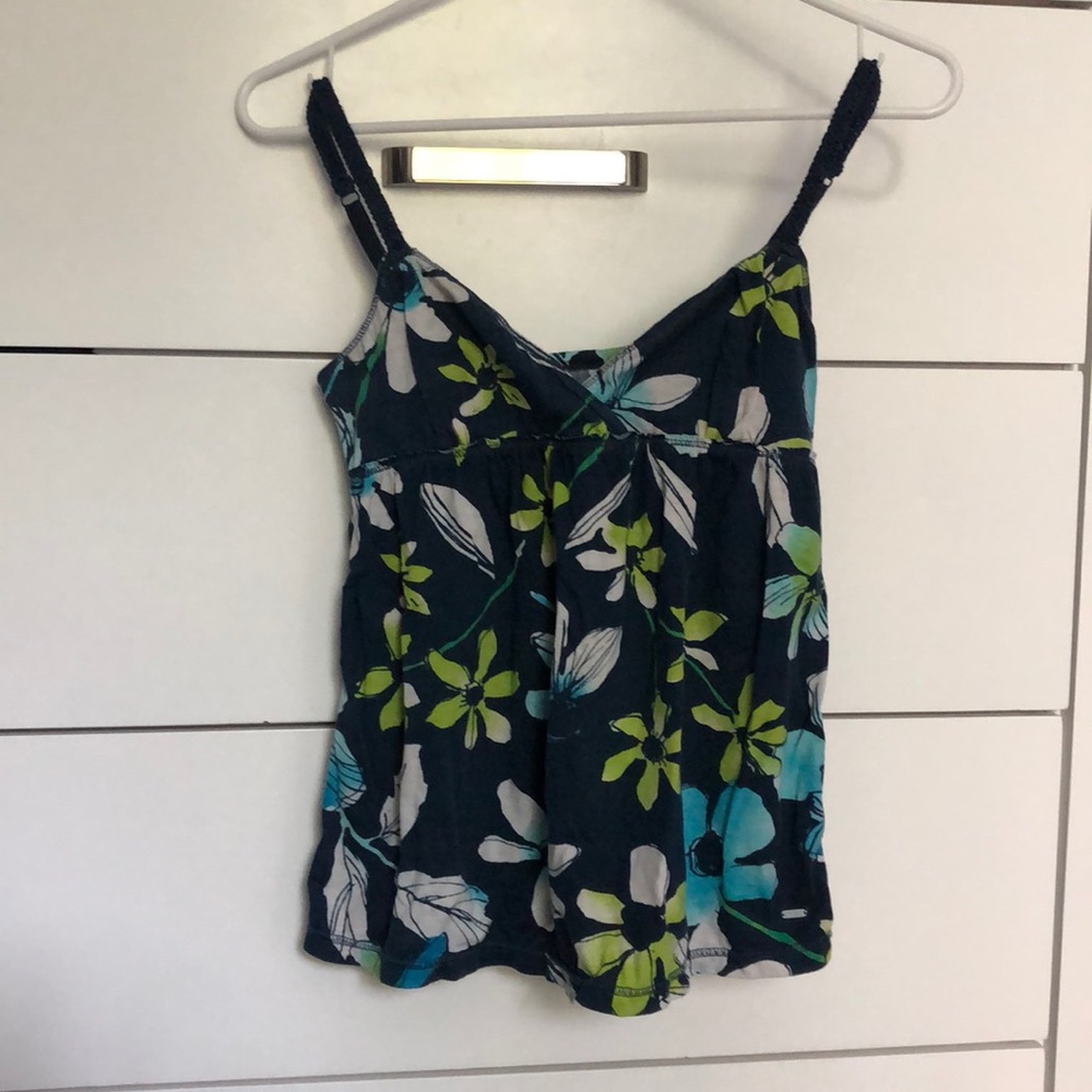 Super cute colors and flower design tank top!
